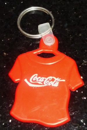 93157-1 € 1,50 coca cola sleutelhanger plastic t-shirt.jpeg